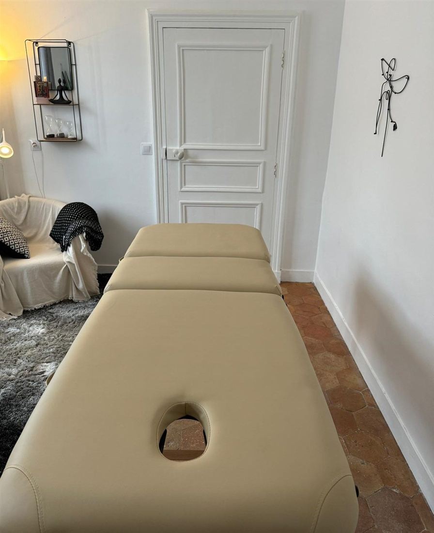L'espace bien-être : table de massage et fauteuil